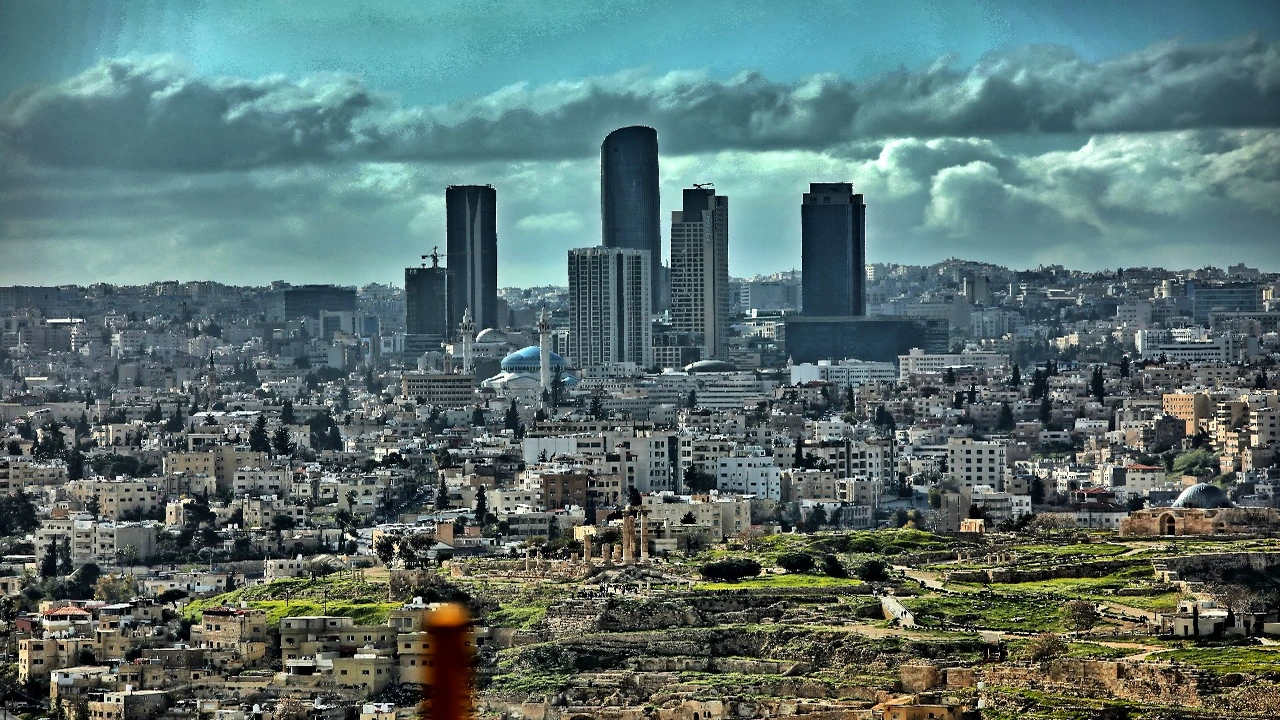 تقلبات جوية حادة.. تذبذب كبير في درجات الحرارة بين طقس اليوم والخميس المقبل